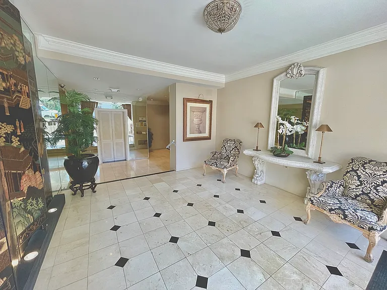 Royal Palm — Photo 6