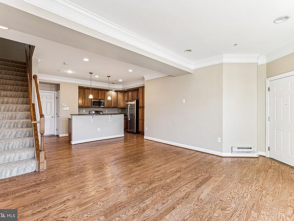 5th image of 256 Urban Ave #256