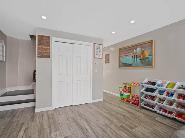 48 Gotham Avenue image 8 of 38