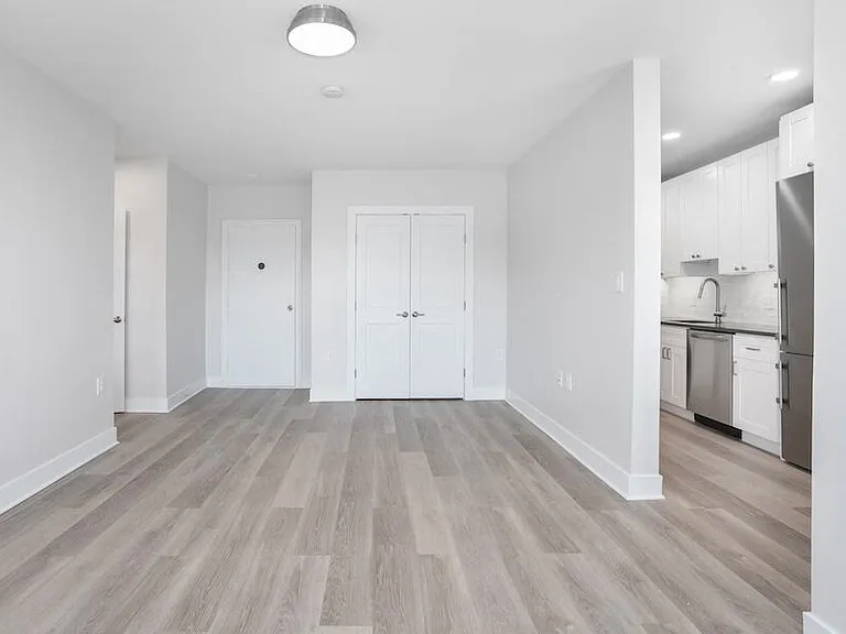 Sedgwick Gardens Apartments — Photo 15