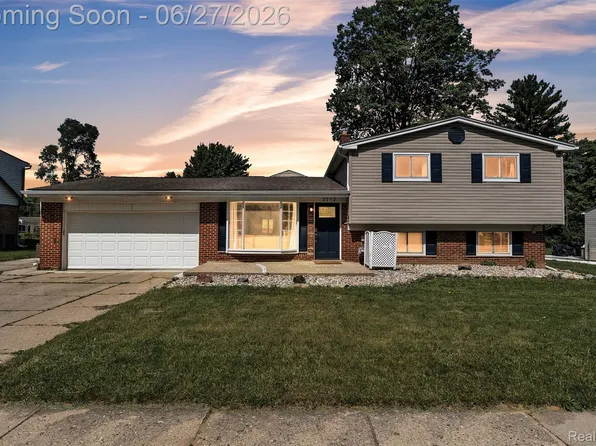 2752 Red Arrow Dr, Commerce Township, MI 48382