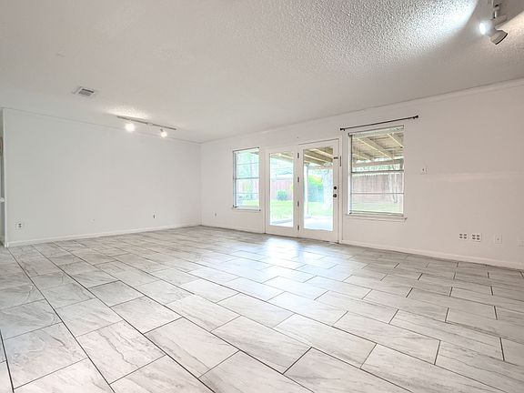 5th image of 821 Prestwick St