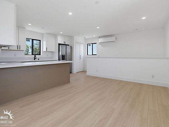 4th image of 3075 Hawthorn St #5