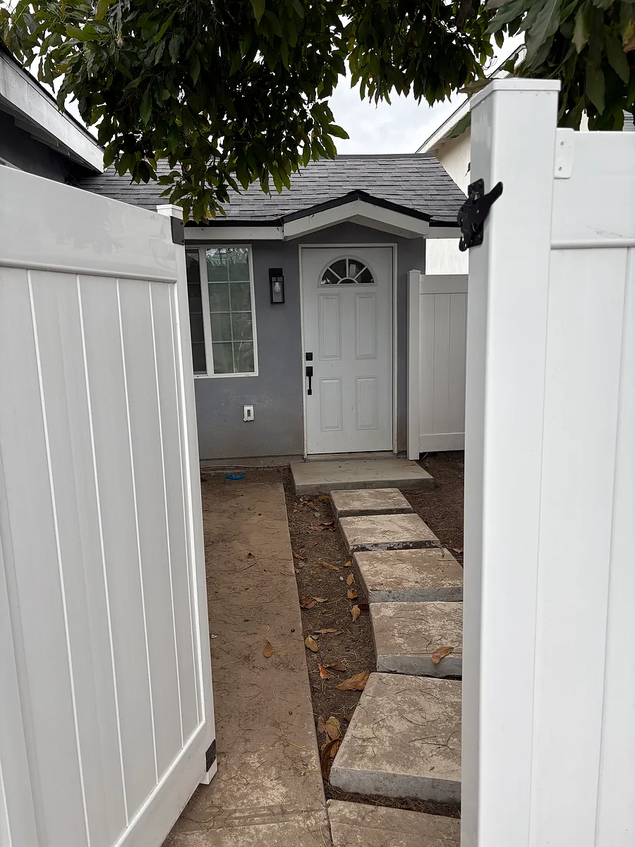 Building Photo - 506 W Hillcrest Blvd #1