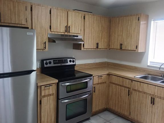 4th image of 937 SE 23rd Pl APT 3