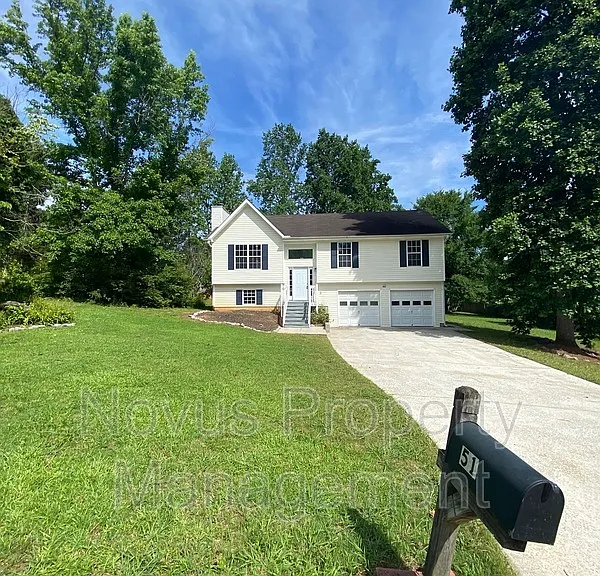 51 Connie Dr — Photo 2