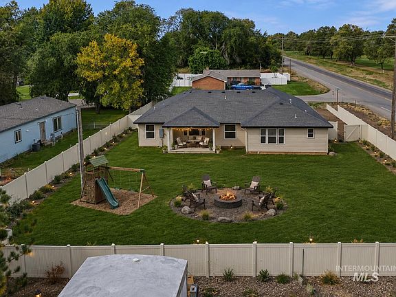3rd image of 224 W Lorene Ln
