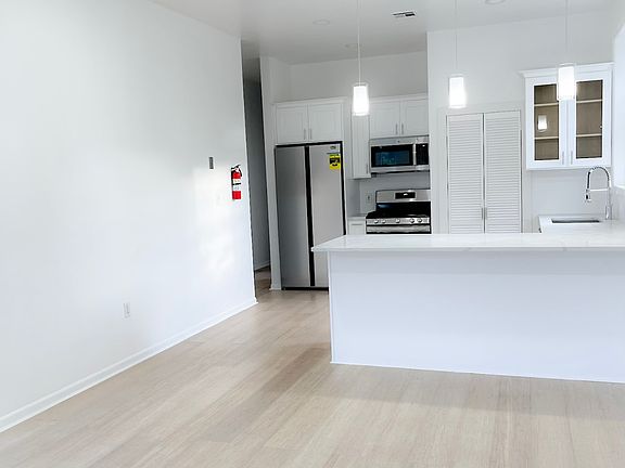 3rd image of 72 James St Floor 2