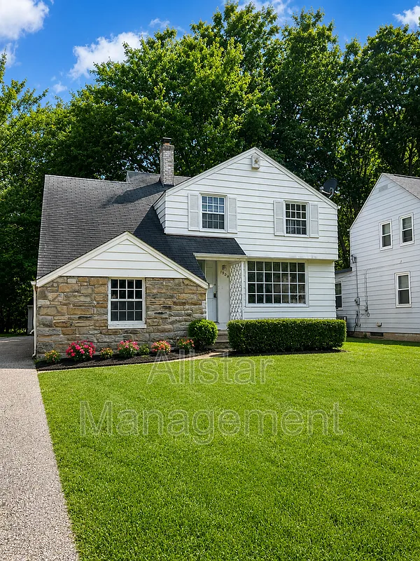 3 bed, 1.5 bath, 1265 sqft, $1,550 — Photo 1