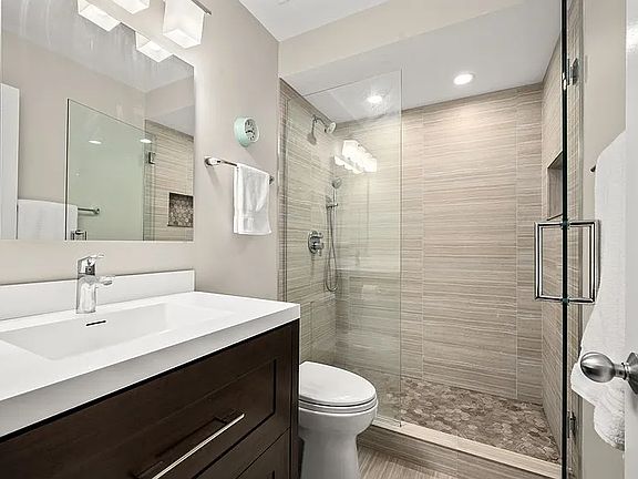 5th image of 411 W Ontario St APT 620
