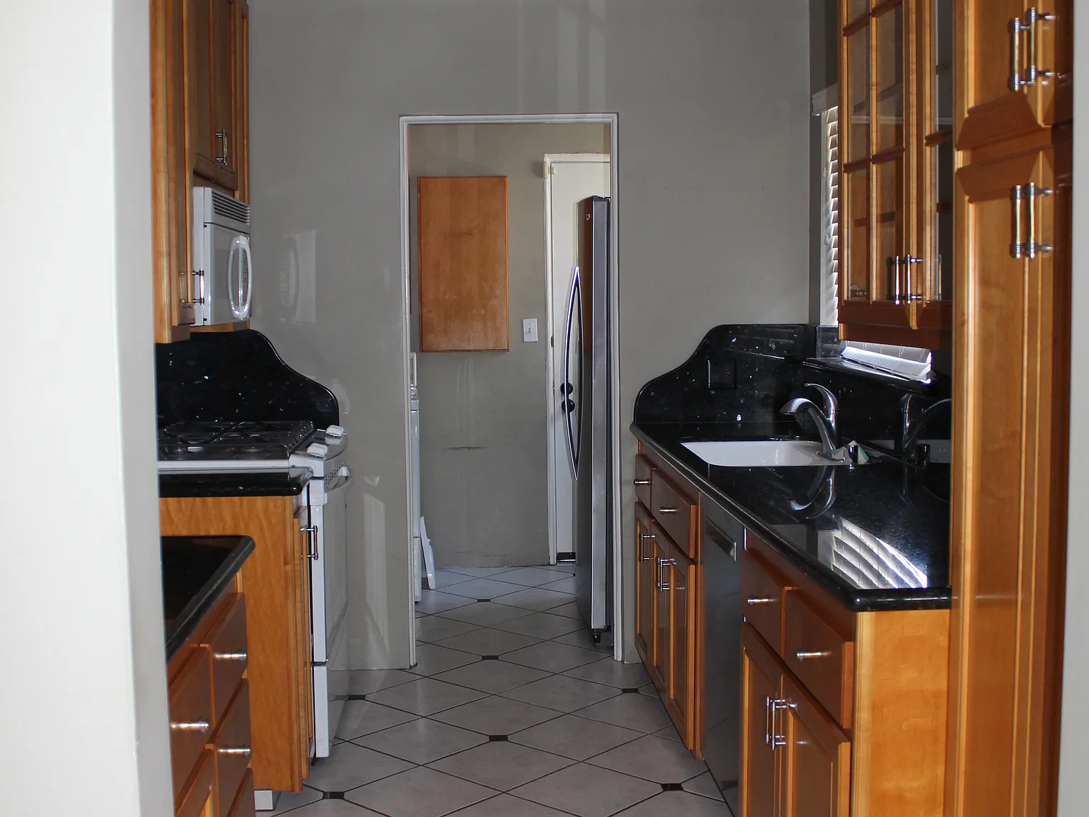 3 bed, 1850 sqft, $4,000 — Photo 2