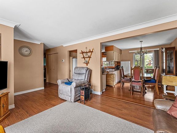 5th image of 15 Riviera Dr