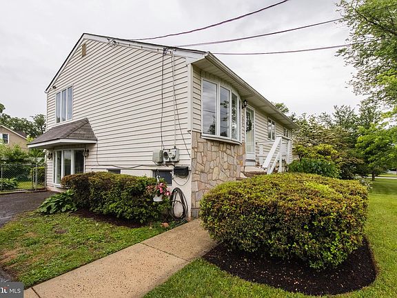 3rd image of 497 Norwood Ave