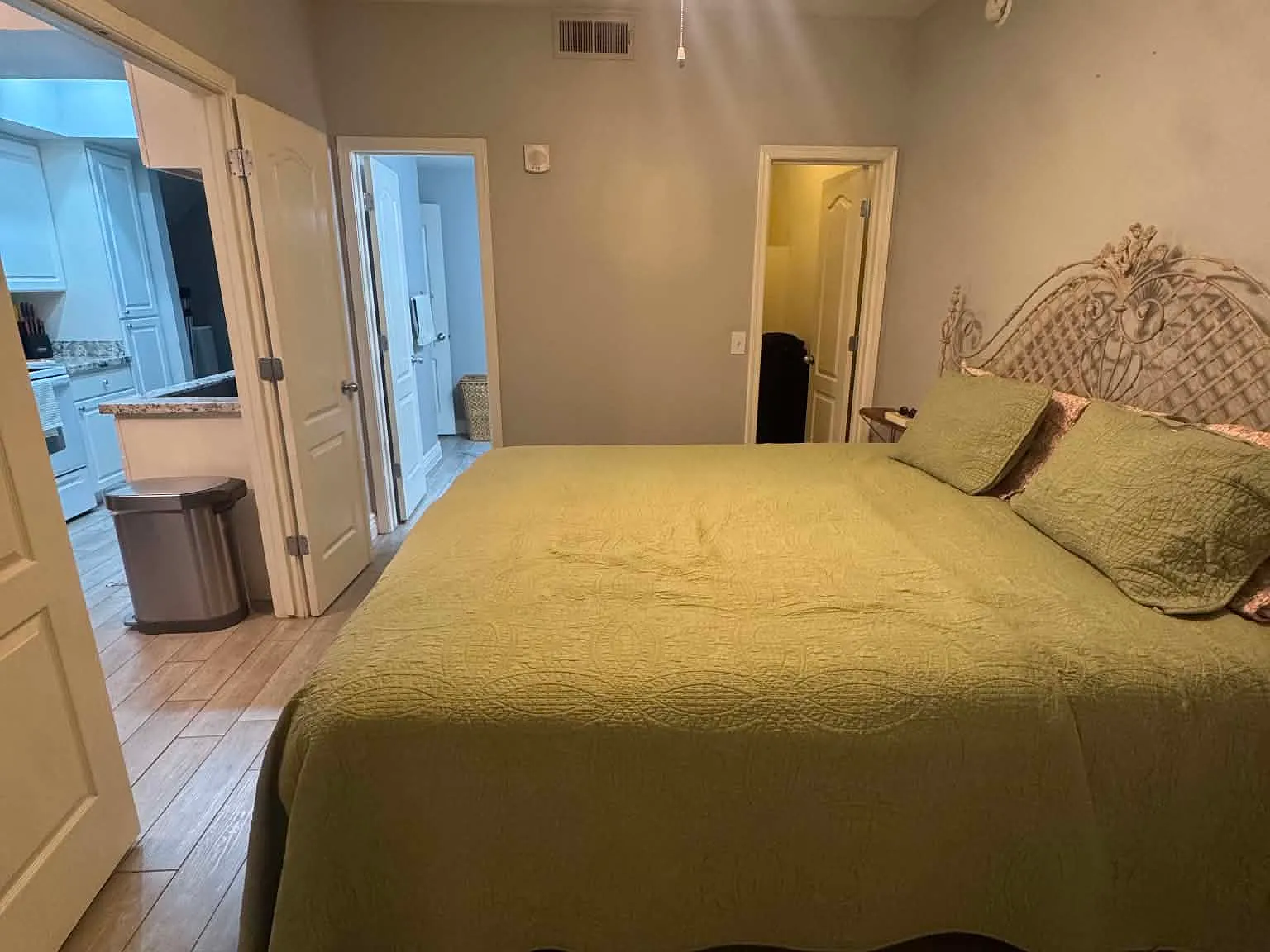 3 bed, 1296 sqft, $2,500 — Photo 4