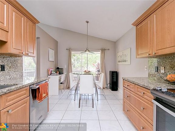 4th image of 6735 NW 75th Pl