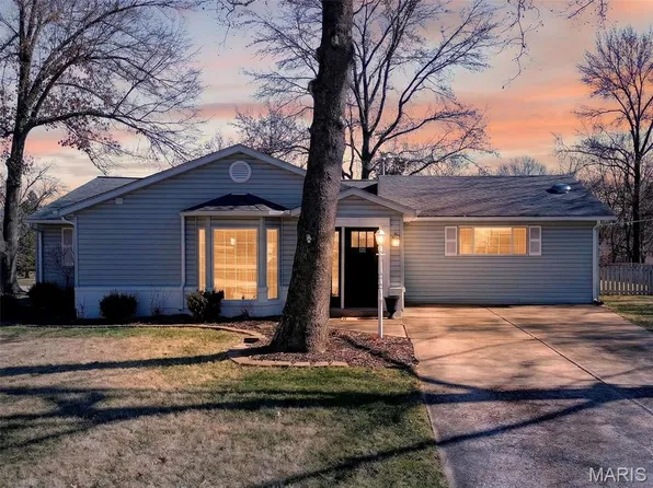 222 Dale Ct, Ballwin, MO 63011