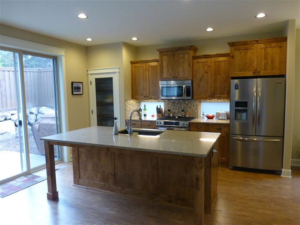 Large Chef's Island Kitchen w/Pantry