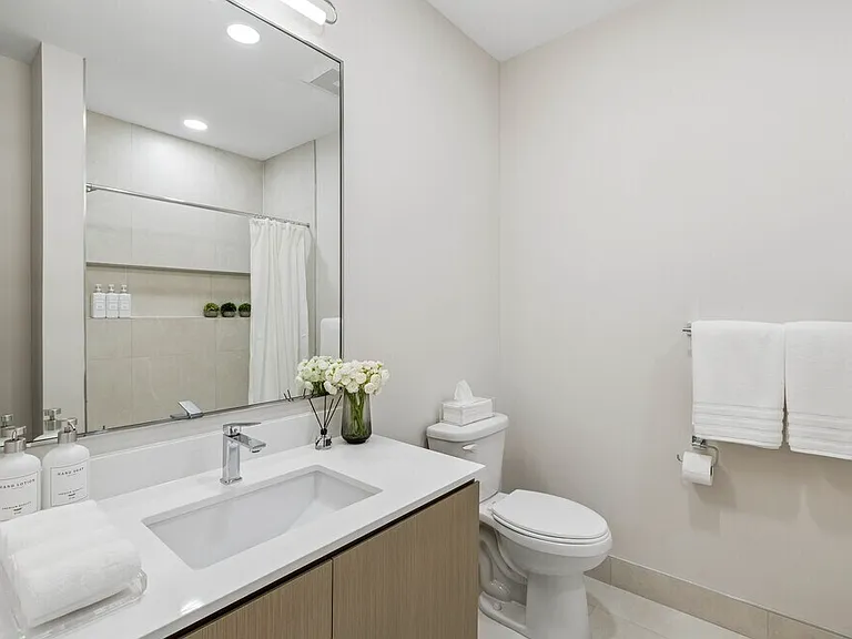 Paramount Apartments & Townhomes — Photo 8