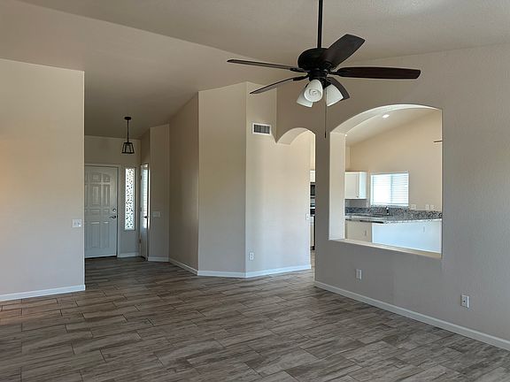 Entrance that opens into the livingroom