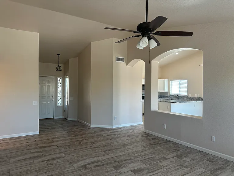 Entrance that opens into the livingroom