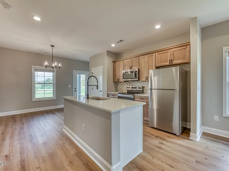 313 Monroe Dr — Photo 8