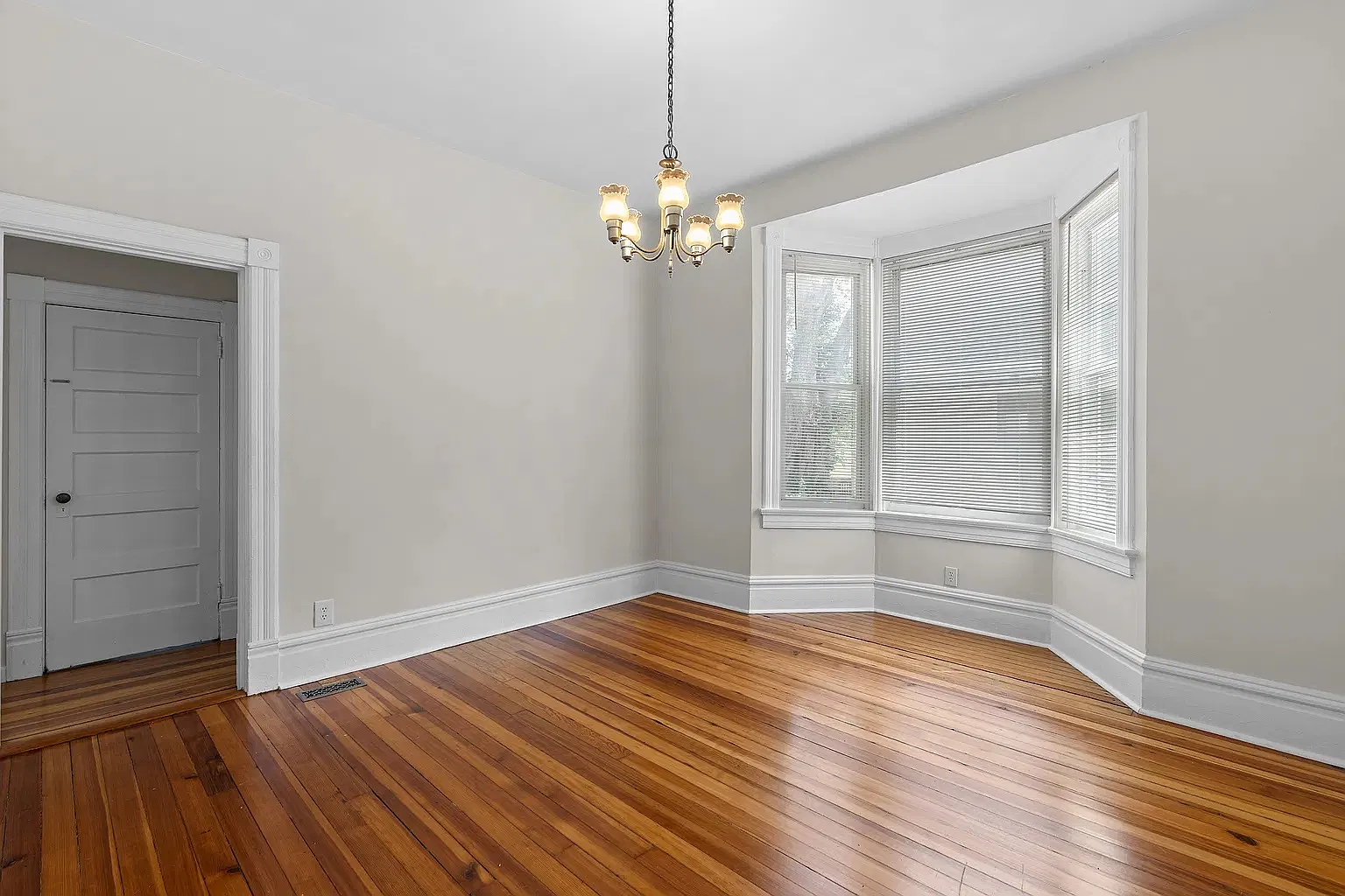 2 bed, 1100 sqft, $1,600 — Photo 4