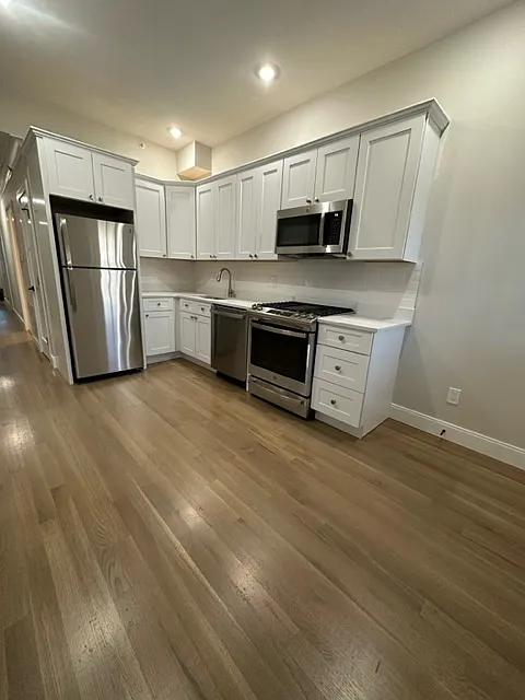 4 bed, 9999 sqft, $6,000 — Photo 1