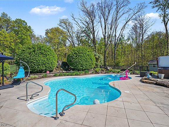 3rd image of 170 Oak Tree Dr