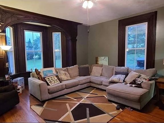 3rd image of 1104 Henson Ave