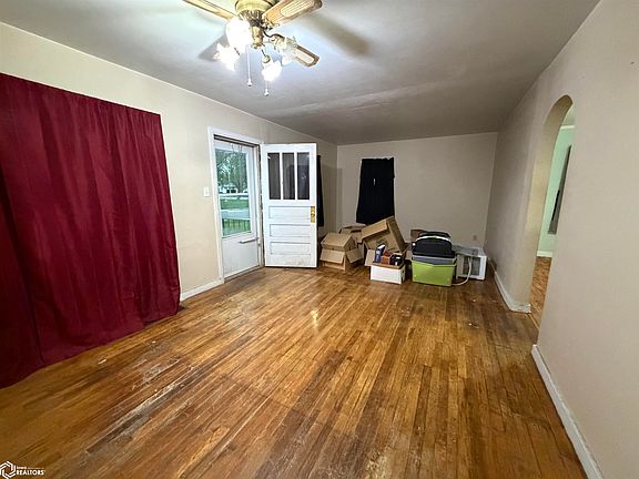 3rd image of 909 4th Ave N