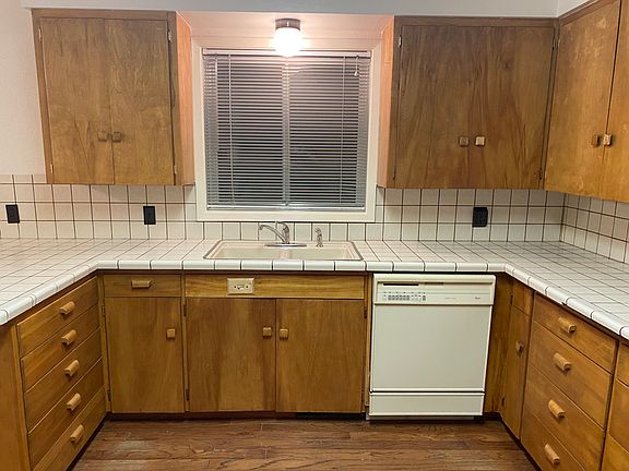 5th image of 340 E 24th St