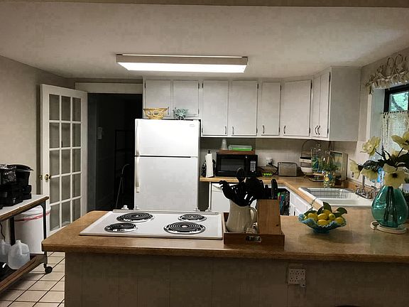 kitchen with eat-in bar