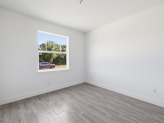 3rd image of 136 Lomas Rd