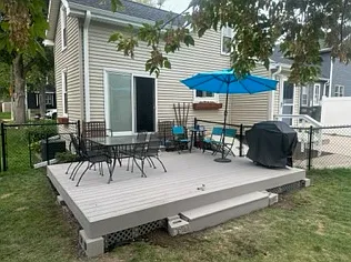 615 E Grove St — Photo 2