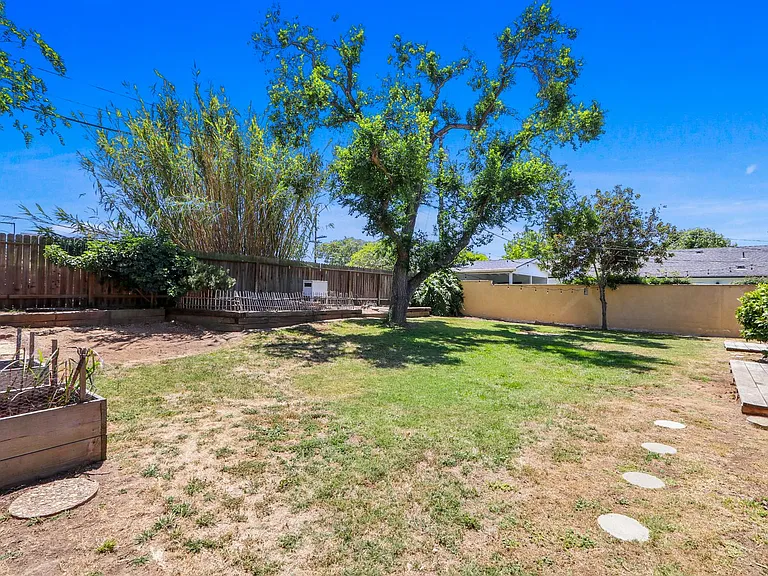 989 Arbor St — Photo 4