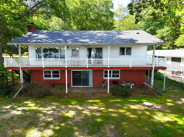 50180 Adams Dr, Dowagiac, MI 49047