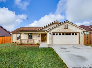 104 Ridgecrest, Floresville, TX 78114