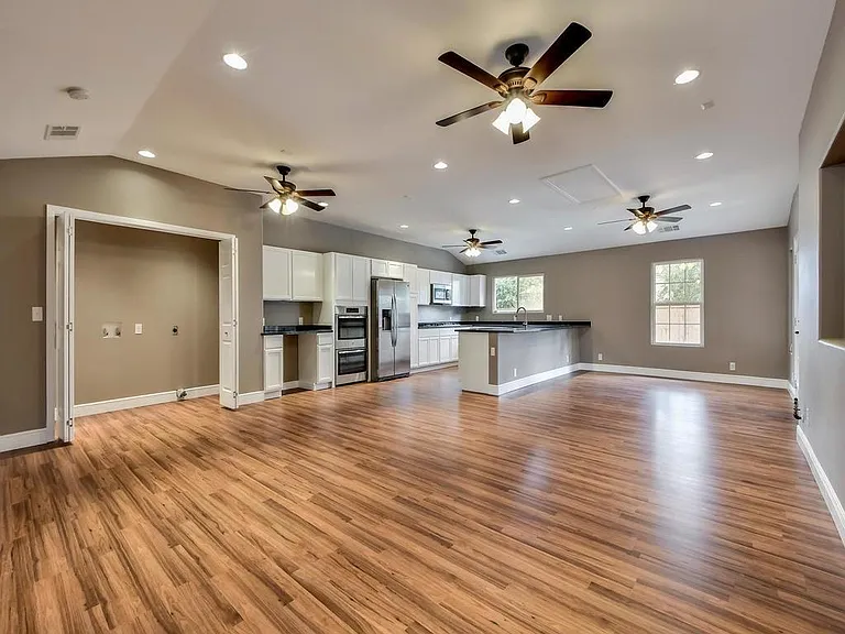 406 Golden Oaks Dr — Photo 1