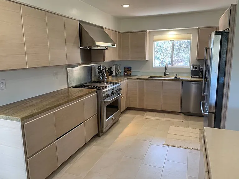 Modern, fully equipped chef's kitchen
