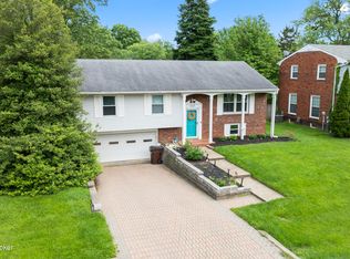 1013 King Arthur Ln, Louisville, KY 40222