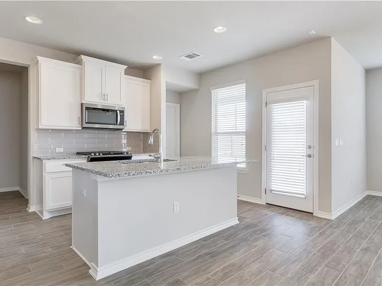 14202 McCoy Loop — Photo 8
