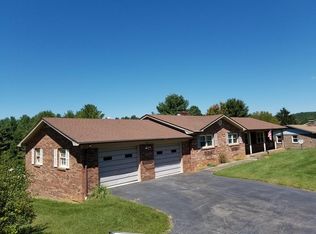 16 Grand Oaks Ln, Independence, VA 24348