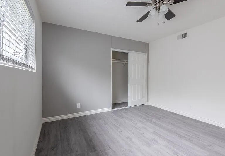 Fountainebleu Apartments — Photo 34