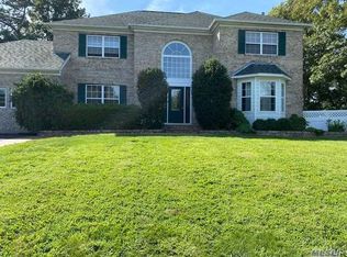 94 Somerset Dr, Holbrook, NY 11741