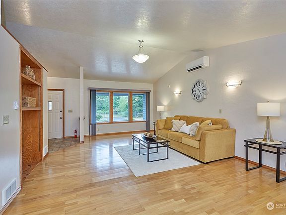 4th image of 1129 Marlin Drive SE
