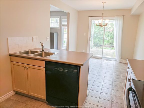 5th image of 1054 Lexington Cir