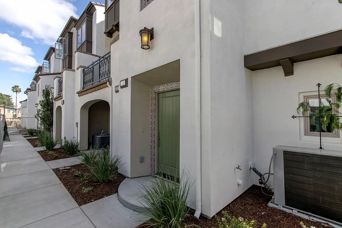 2 bed, 2.5 bath, 1200 sqft, $5,600 — Photo 4