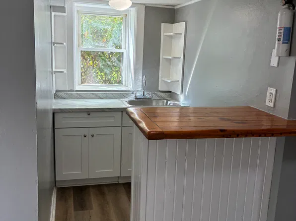 61 Coombs St APT 1, Southbridge, MA 01550