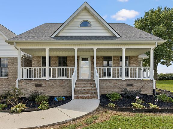 4th image of 13 Elizabeth Cir