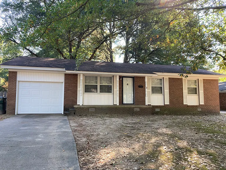 4 Colonial Dr — Photo 1